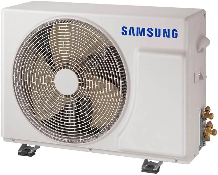 Vista lateral da unidade externa do ar-condicionado Samsung Split Inverter WindFree AI 12.000 BTUs com conexões e ventilador visível.