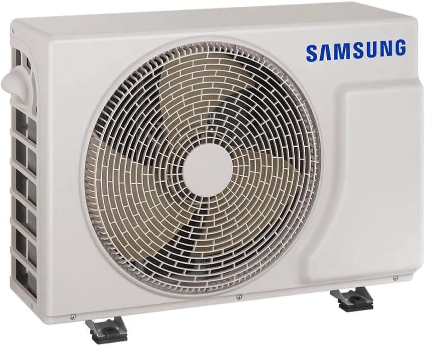 Unidade externa do Ar-condicionado Samsung vista em ângulo com ventoinha protegida e logo Samsung azul
