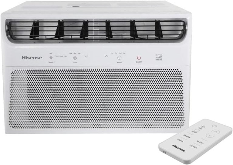 Ar condicionado de janela branco Hisense 10.000 BTUs com controle remoto e painel eletrônico frontal.
