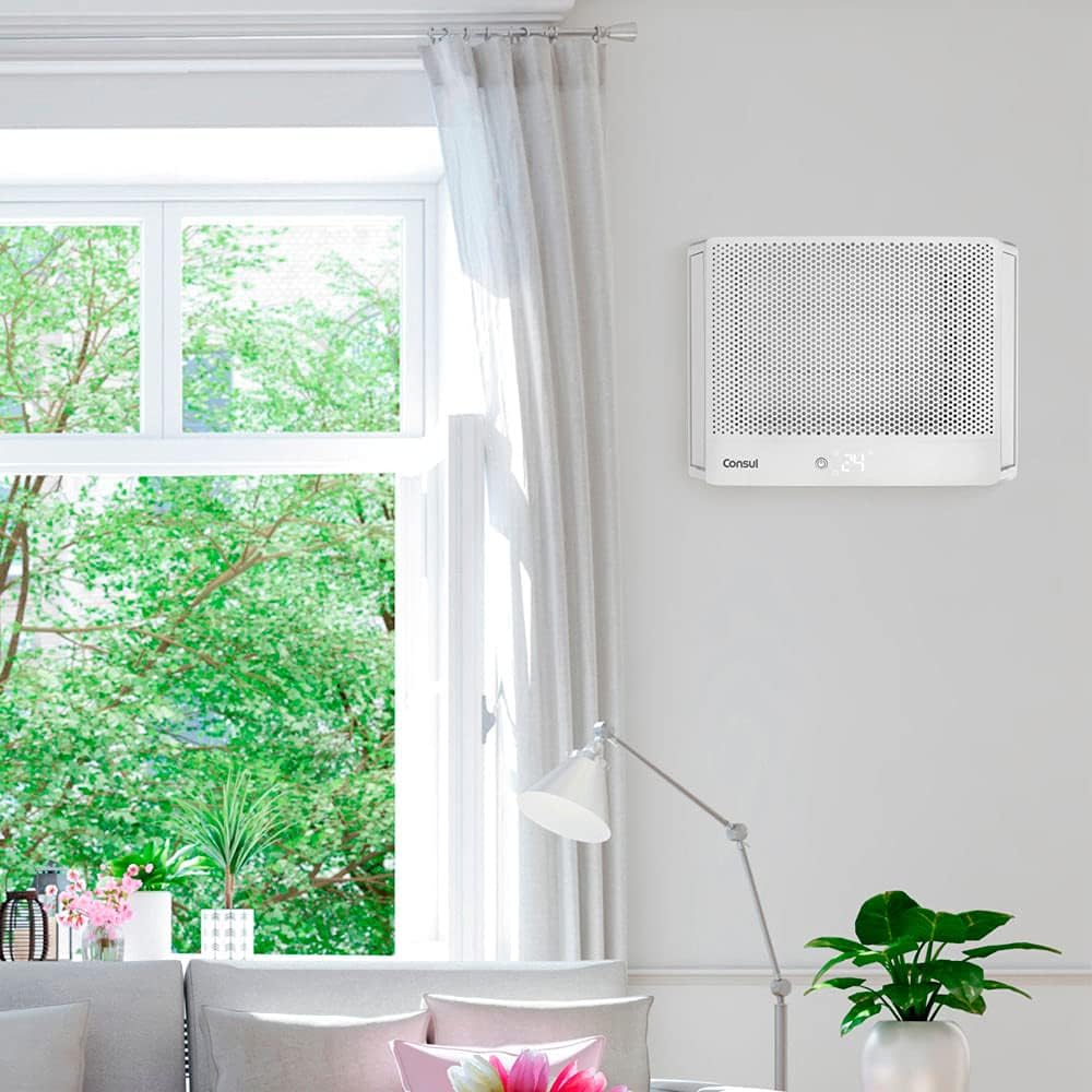 Ar condicionado janela Consul instalado em parede branca de sala iluminada com decoração clean