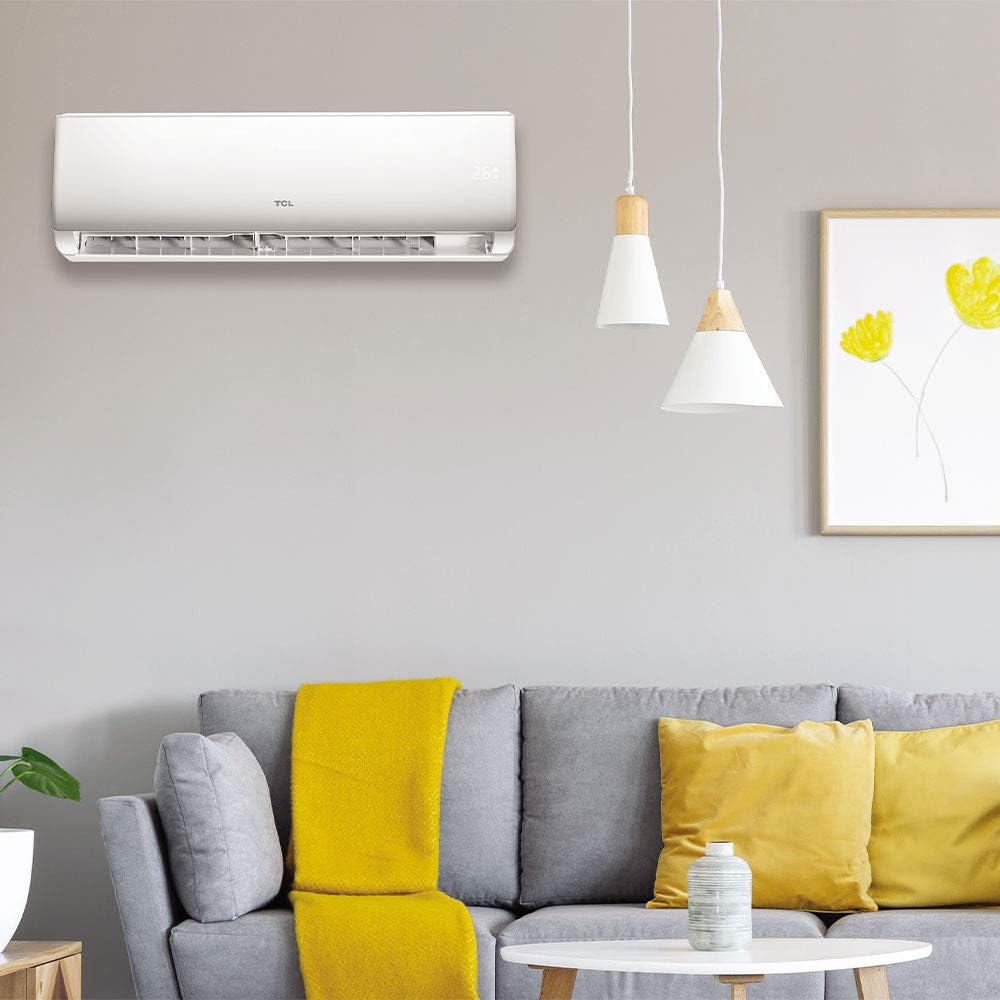 Ar Condicionado Split TCL 9000 BTUs instalado em sala com sofá cinza e decoração amarela.