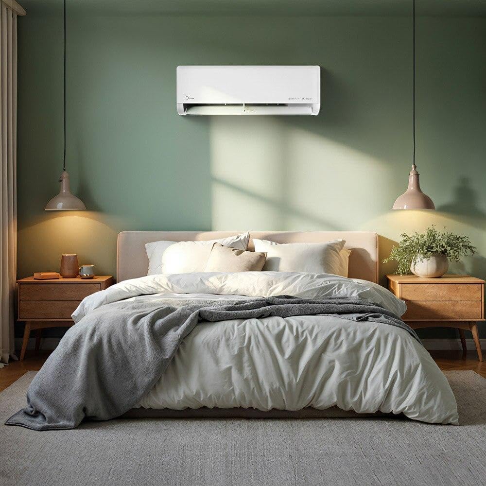 Ar-condicionado Split Inverter Midea instalado em quarto decorado, acima da cama.