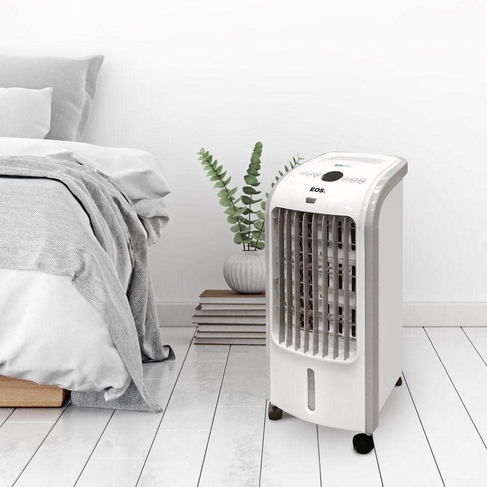 Climatizador de ar EOS Arctic Fresh 4 litros branco em ambiente de quarto moderno ao lado da cama.