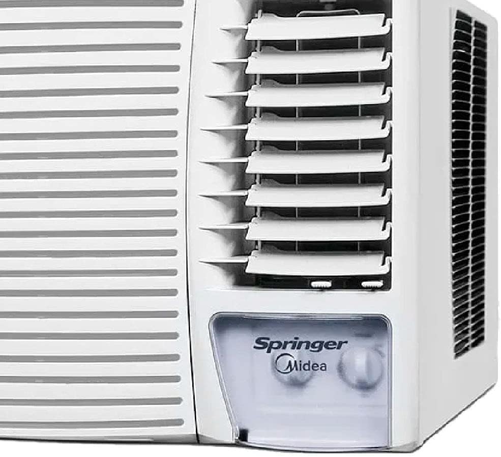 Detalhe close ar condicionado janela Springer Midea filtro e controle mecânico branco