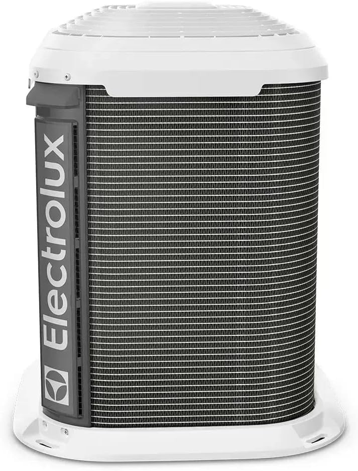 Unidade externa do ar-condicionado Electrolux vista lateral com grade preta e logo branco em fundo branco.