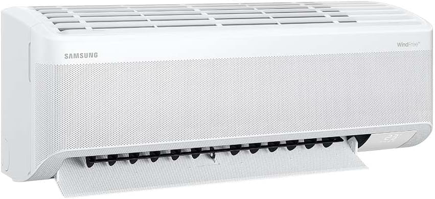 Ar-condicionado split Samsung WindFree branco, vista lateral direita com abas abertas e visor digital.