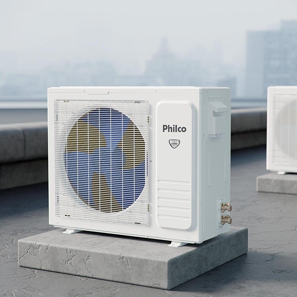 Unidade externa ar-condicionado Philco Eco 55000 Btus em base externa com fundo urbano desfocado