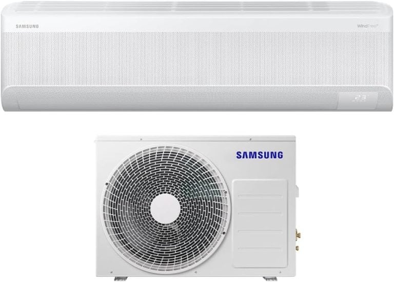Ar-condicionado Split Samsung Inverter WindFree Connect AI 24.000 BTUs com unidade interna e externa branca, display digital e logo Samsung azul
