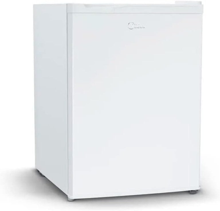 Frigobar Midea 67 litros branco visto de frente e lateral em fundo branco