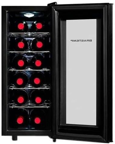 Adega climatizada Brastemp 33L preta com porta de vidro aberta mostrando garrafas de vinho em prateleiras metálicas iluminadas.