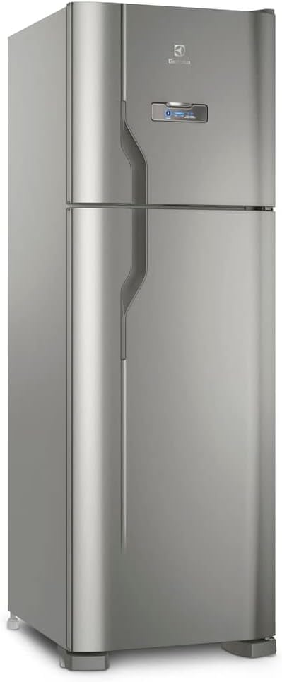Refrigerador inox 2 portas Electrolux com painel digital frontal visto em ângulo