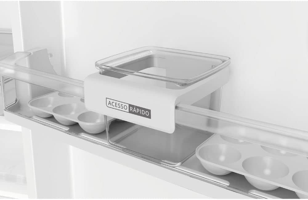 Compartimento interno com suporte para ovos e acesso rápido na geladeira Brastemp