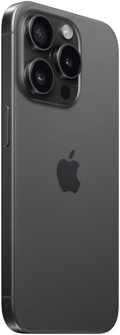 Lateral traseira do Apple iPhone 15 Pro em titânio preto mostrando módulo de câmeras