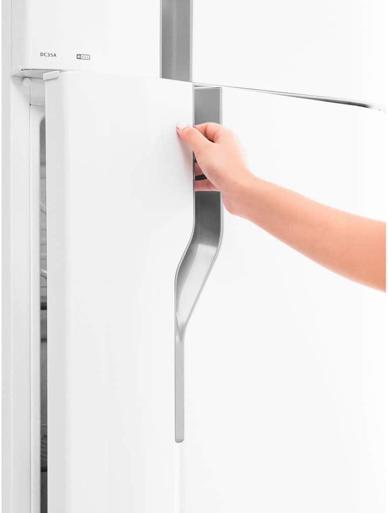 Mão abrindo porta da geladeira Electrolux Cycle Defrost 260L branca mostrando puxador embutido
