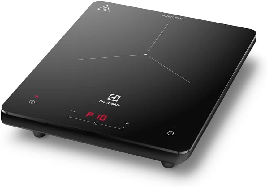 Cooktop portatil de indução preto Electrolux com painel digital vermelho.