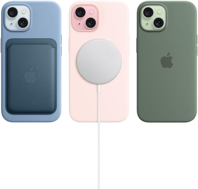 Três Apple iPhone 15 cores azul, rosa e verde com acessórios MagSafe variados