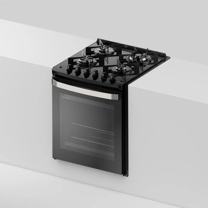 Fogão de embutir 4 bocas Electrolux preto instalado em nicho branco.