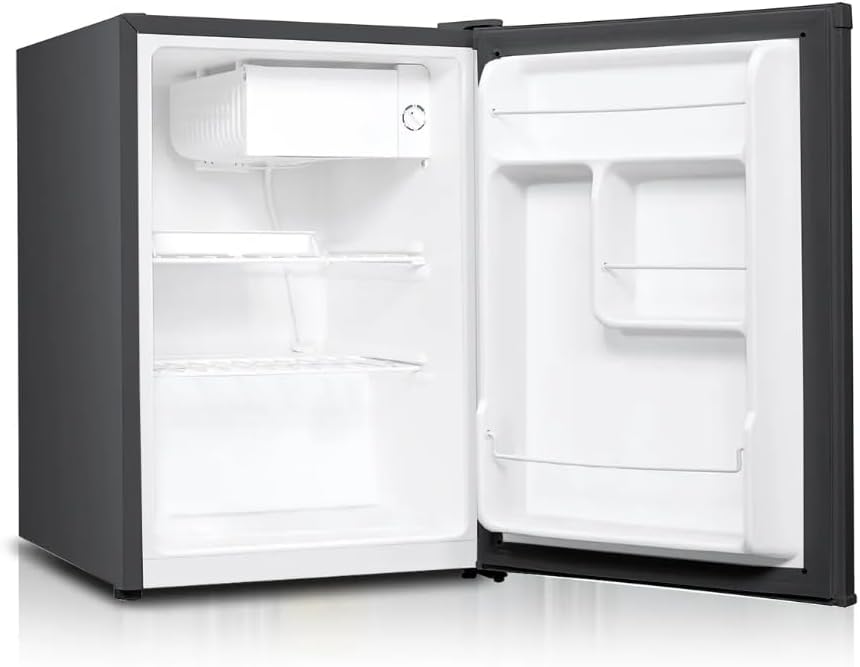 Interior do frigobar Philco 68L com porta aberta mostrando prateleiras e freezer