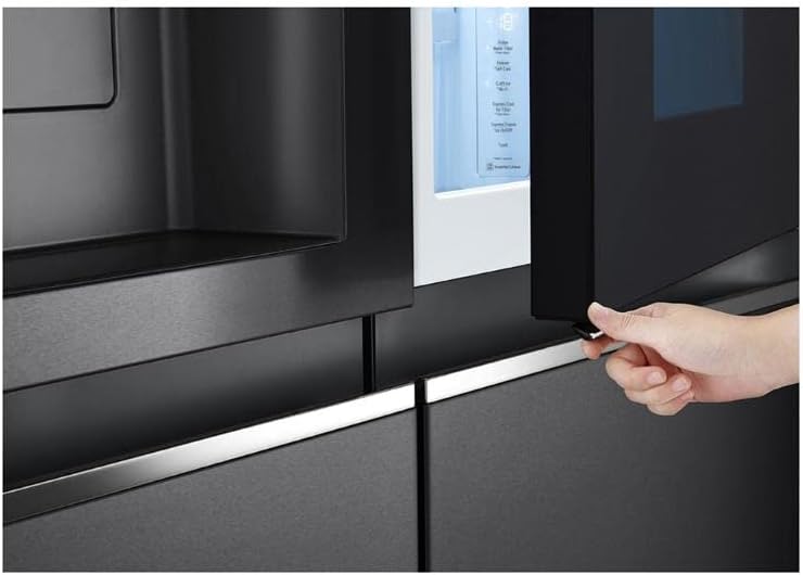 Mão abrindo porta de congelador inferior da geladeira LG com puxador embutido e design preto e inox