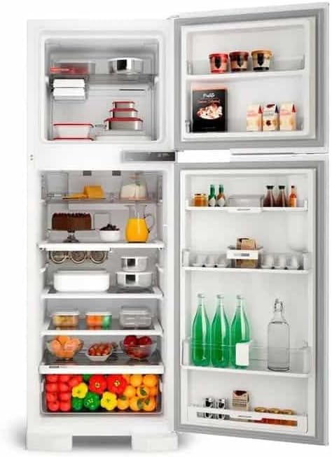 Geladeira Brastemp Frost Free Duplex com alimentos armazenados no interior com portas abertas.