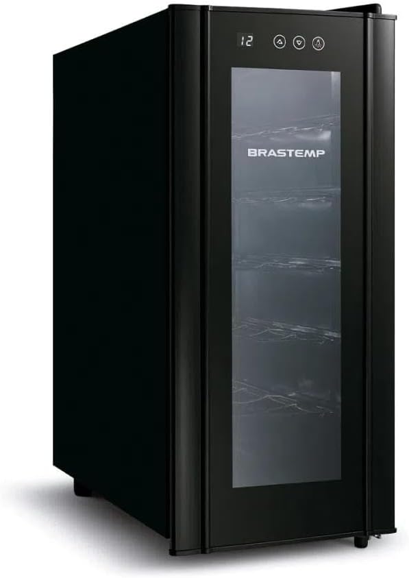 Adega climatizada Brastemp preta com controle digital e porta de vidro transparente vista lateral esquerda com prateleiras internas.