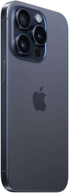 Apple iPhone 15 Pro Titânio Azul vista lateral traseira destacando camêras e acabamento.