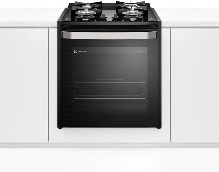 Fogão de embutir Electrolux Experience 4 bocas preto com mesa de vidro e forno com porta transparente.
