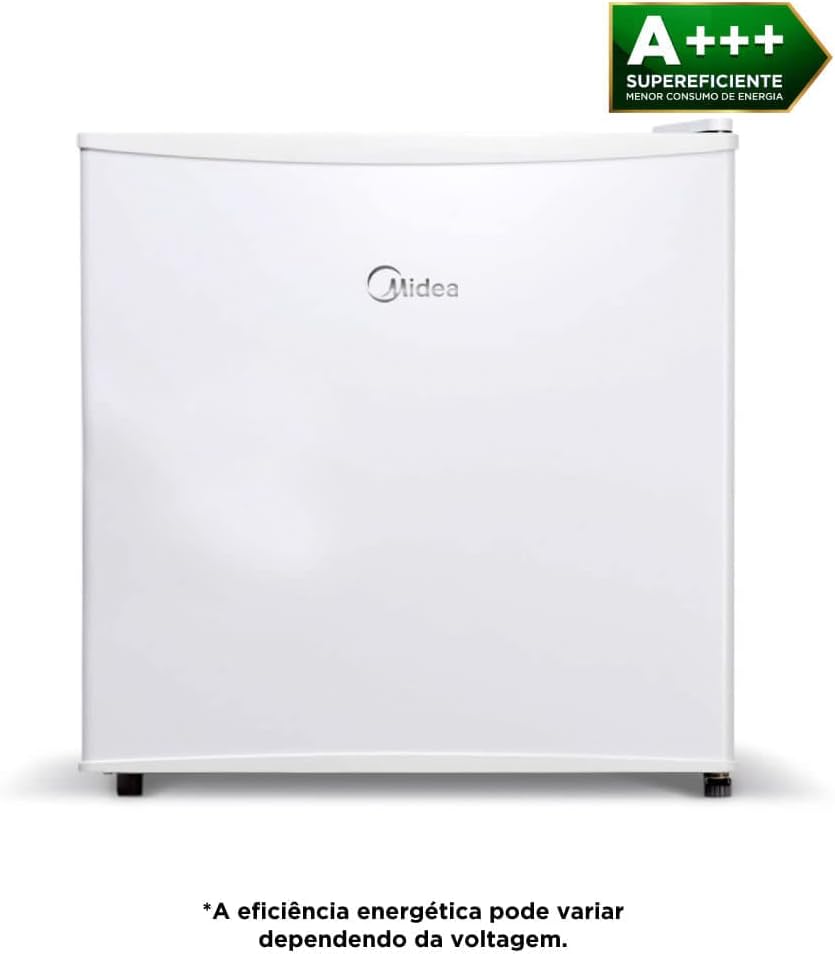 Frigobar branco Midea 45L com selo de eficiência energética A+++ frontalmente.