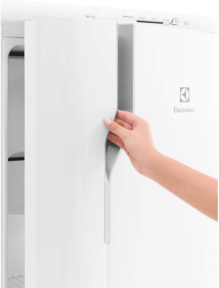Mão abrindo porta do refrigerador Electrolux 240L branco design moderno