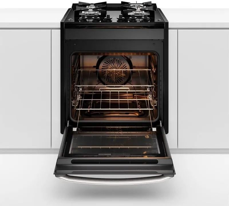 Fogão de embutir Electrolux preto com forno aberto iluminado e grelhas internas visíveis.
