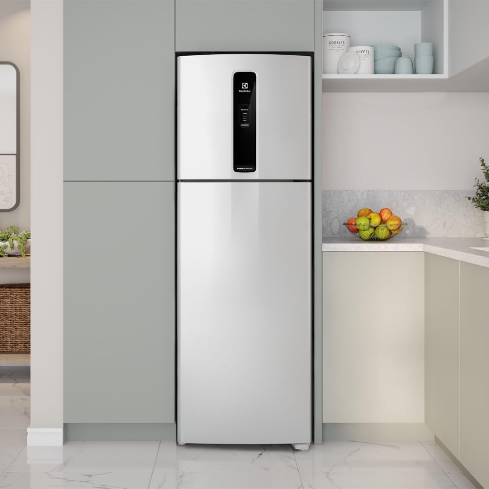 Geladeira Electrolux Frost Free Duplex Efficient branca IF43 em cozinha moderna.