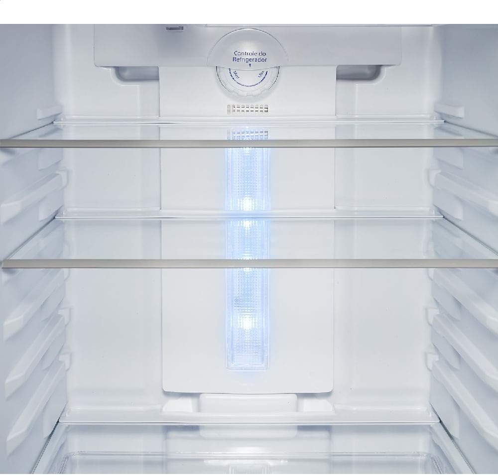 Detalhe interno da geladeira Panasonic Frost Free com iluminação LED e controle de temperatura
