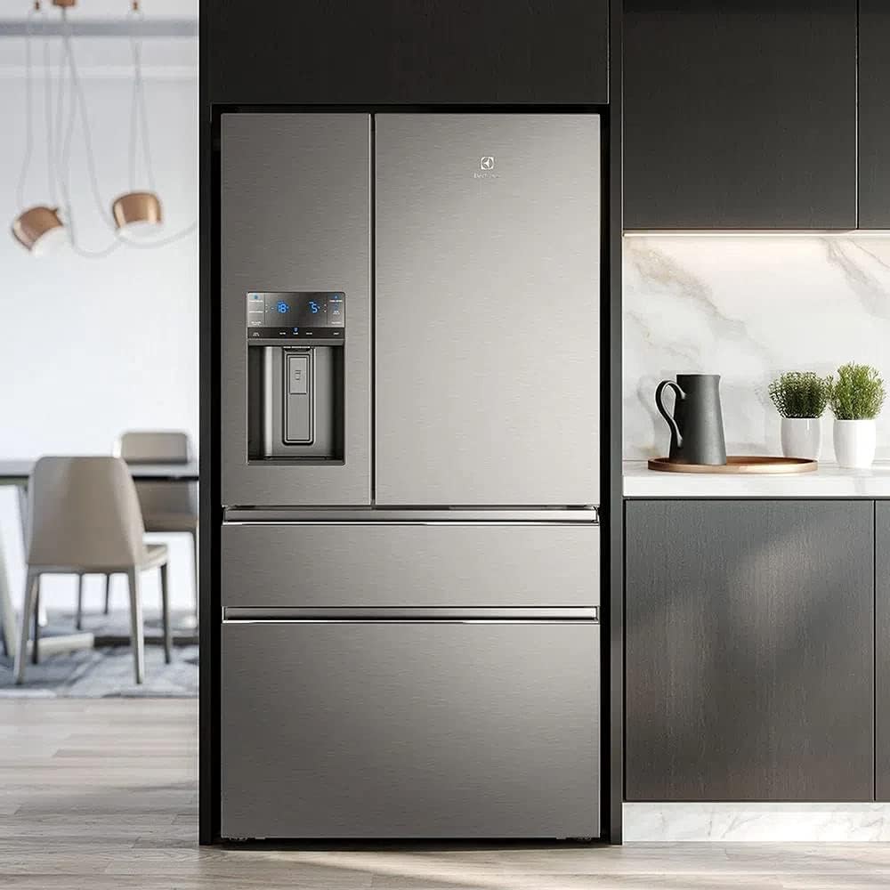 Geladeira Electrolux inox 540 litros 3 portas em cozinha moderna