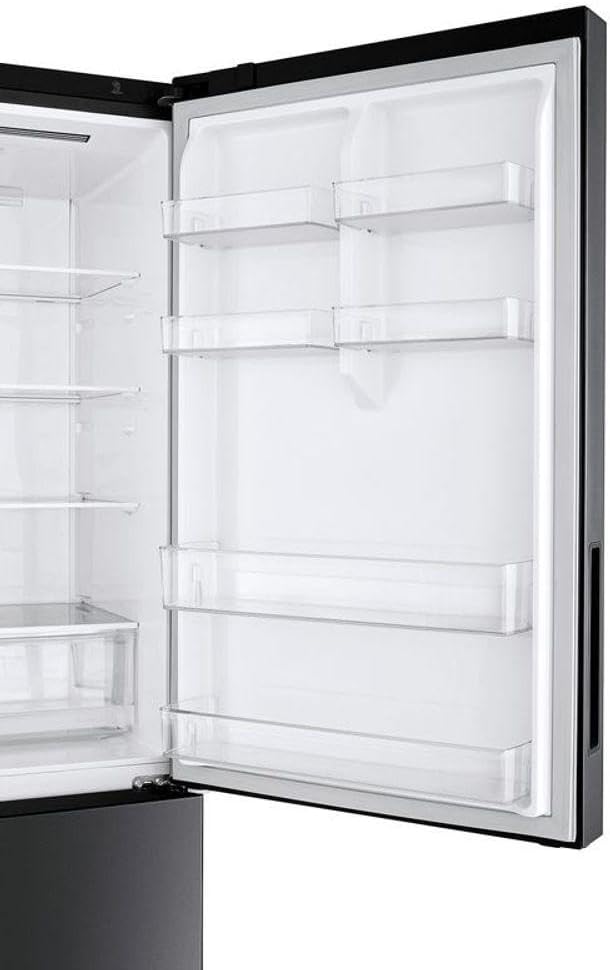 Porta do refrigerador LG GC-B569NQL2 aberta mostrando prateleiras transparentes para armazenamento