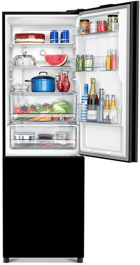 Refrigerador Panasonic preto aberto mostrando interior iluminado e alimentos organizados