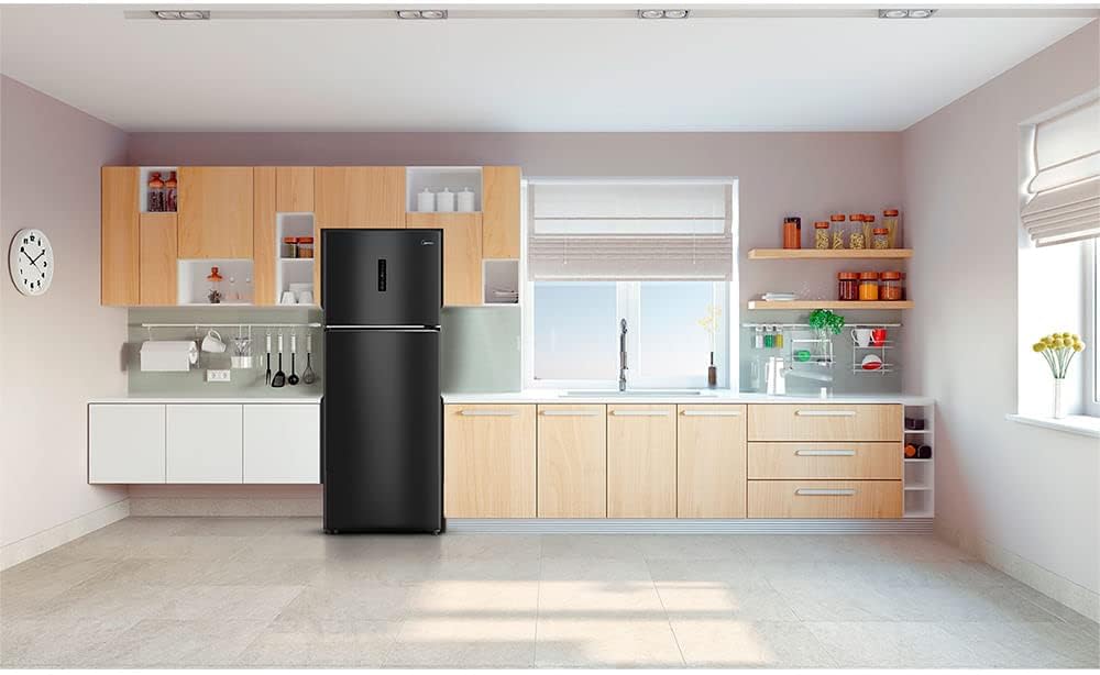 Geladeira Frost Free Duplex 463L Slim Black Inox Midea em cozinha moderna iluminada