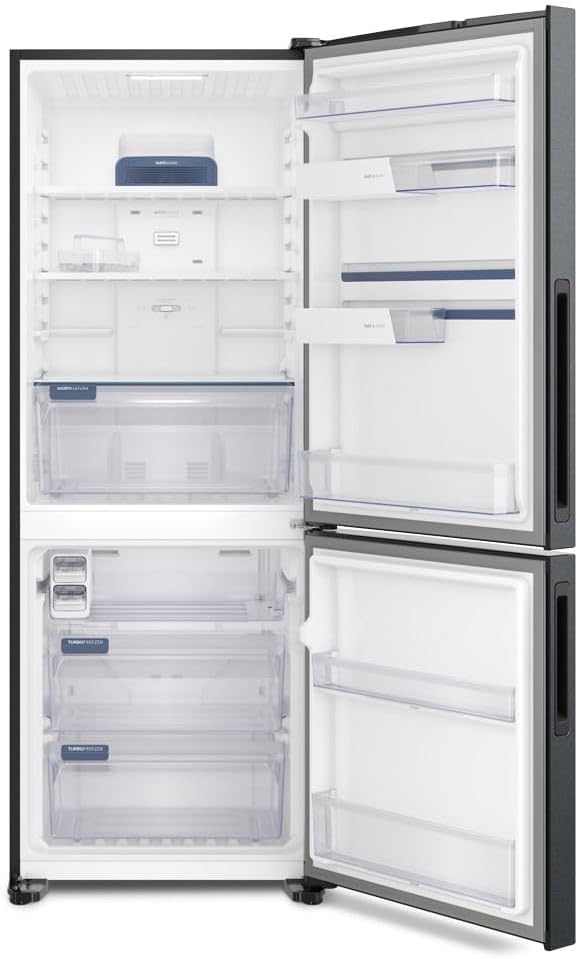 Interior da geladeira Electrolux Frost Free 490 litros com portas abertas