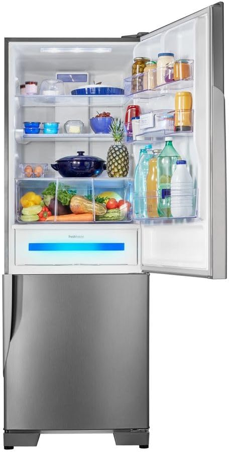 Interior da geladeira Panasonic aço escovado 480 litros com portas abertas e alimentos