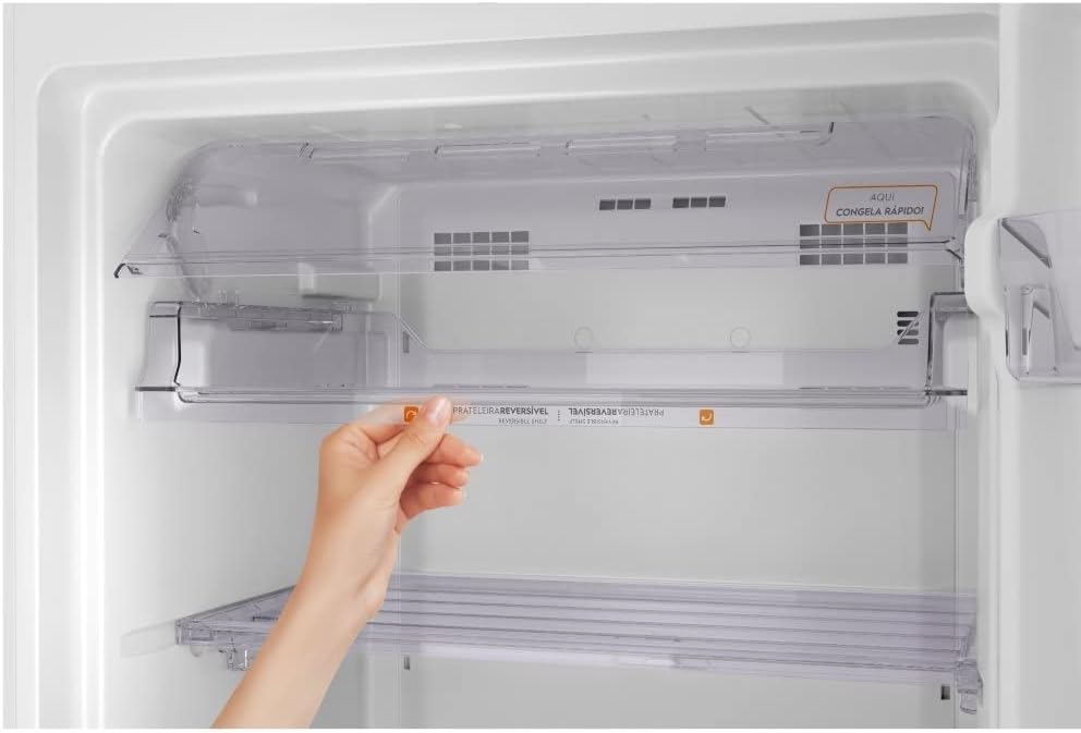 Detalhe da prateleira removível dentro do refrigerador Continental Frost Free branco.