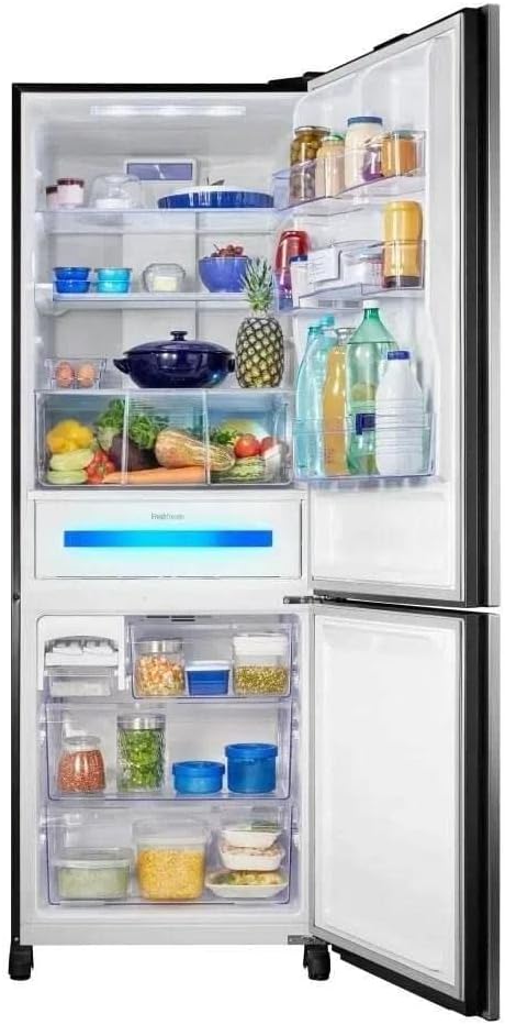 Interior da geladeira Panasonic Frost Free 480L com alimentos organizados e iluminação LED