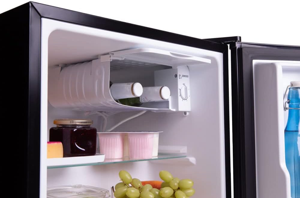 Detalhe interno do compartimento congelador frigobar Midea 45L preto