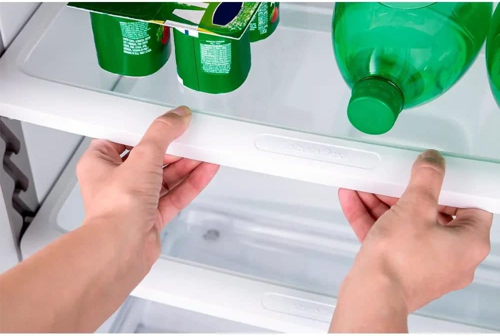 Ajuste prateleira vidro interna refrigerador Consul 340L frost free com mãos humanas