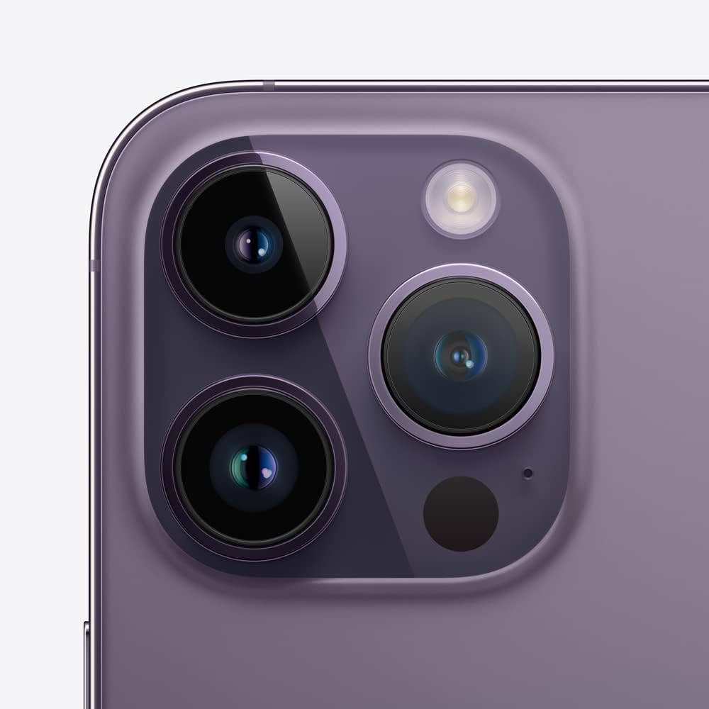 Close nas câmeras traseiras do iPhone 14 Pro na cor roxo-profundo