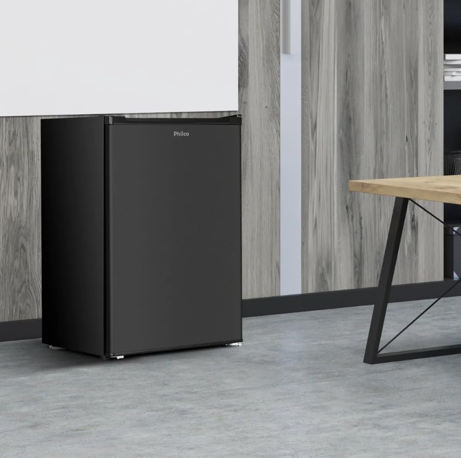 Frigobar Philco 68L preto em ambiente moderno com piso cinza
