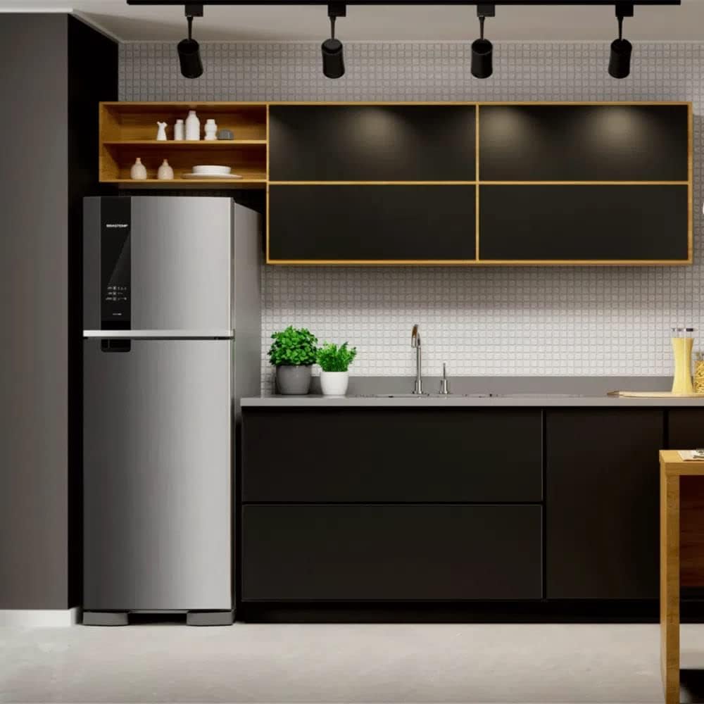 Geladeira Brastemp Frost Free inox 375 litros em cozinha moderna com armários pretos e bancada.