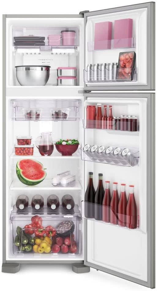 Interior ampliado do refrigerador inox Electrolux 2 portas mostrando alimentos armazenados