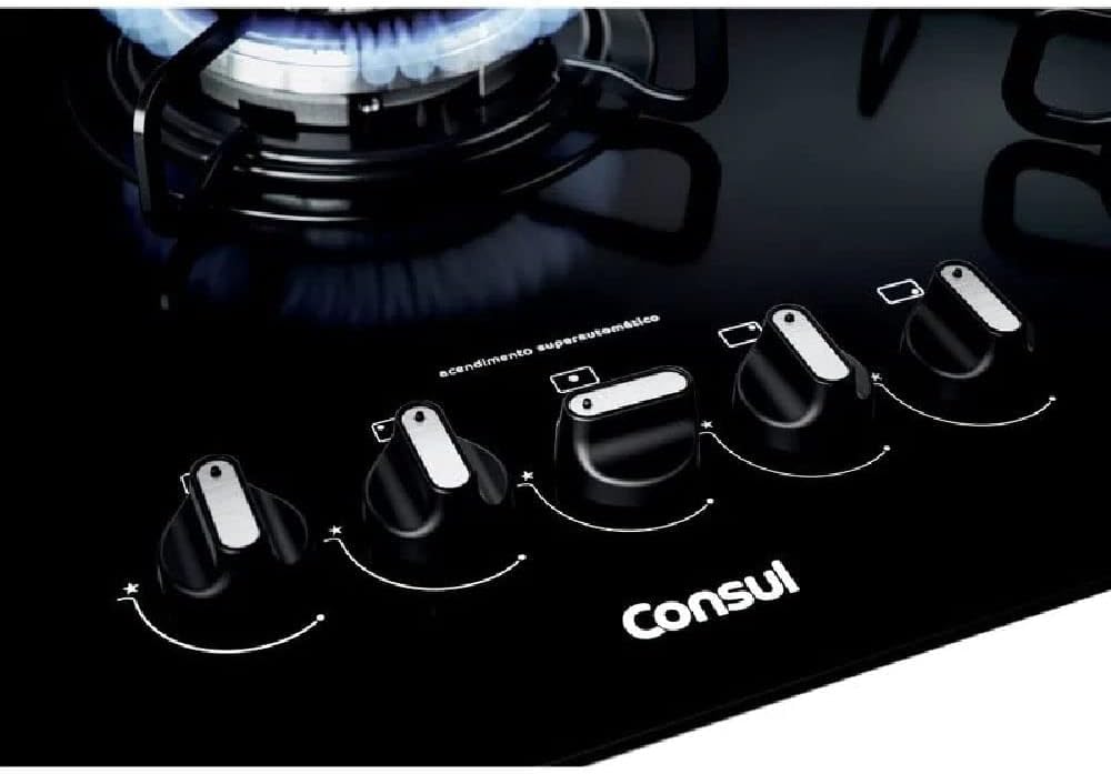Close nos botões do cooktop Consul 5 bocas com chama acesa