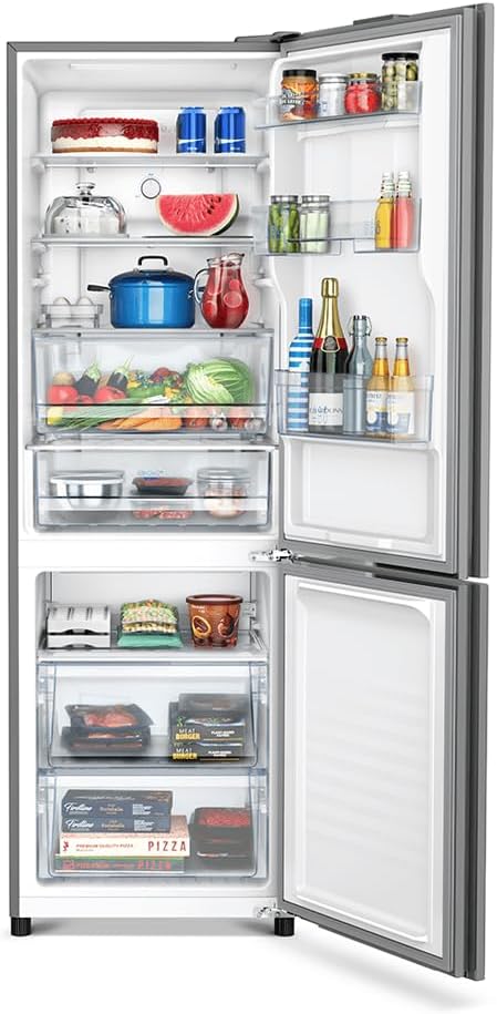 Interior da geladeira Panasonic BB41 titânio aberta com comida e bebidas variadas