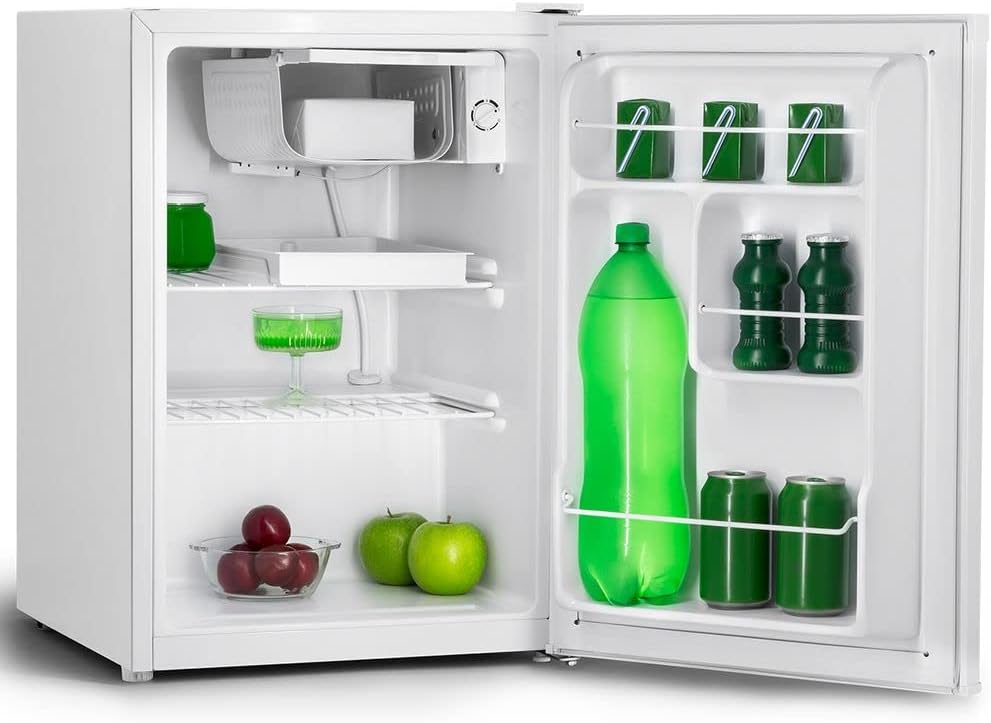 Frigobar Philco PH85N aberto mostrando bebidas e frutas armazenadas