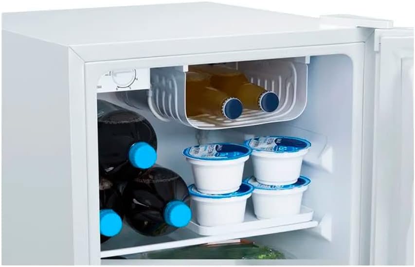 Detalhe da parte interna do frigobar Midea 67 litros com bebidas e potes